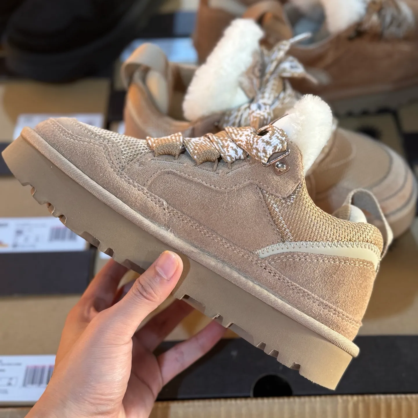Local 💰600 Settlement in store 250 OEM grade 4032 Mel series Top workmanship level Super stable version ✔️ Good looks and texture online Suede leather + low-key logo look retro Classic two-color shoelaces can be worn as one shoe or two ✔️ So comfortable that you want to weld your feet on it Super light material + 5cm thick sole No tired feet after heightening Wool insoles are warm and breathable No stress on commuting and shopping all day long ✔️ I love the details: wide shoelaces for photos and photos. Sizes 34-45 are suitable for a variety of foot types. Slight stains can be wiped clean with a damp cloth. The loose feeling in early autumn depends entirely on it. You can close your eyes and avoid stepping on thunder! 👟
